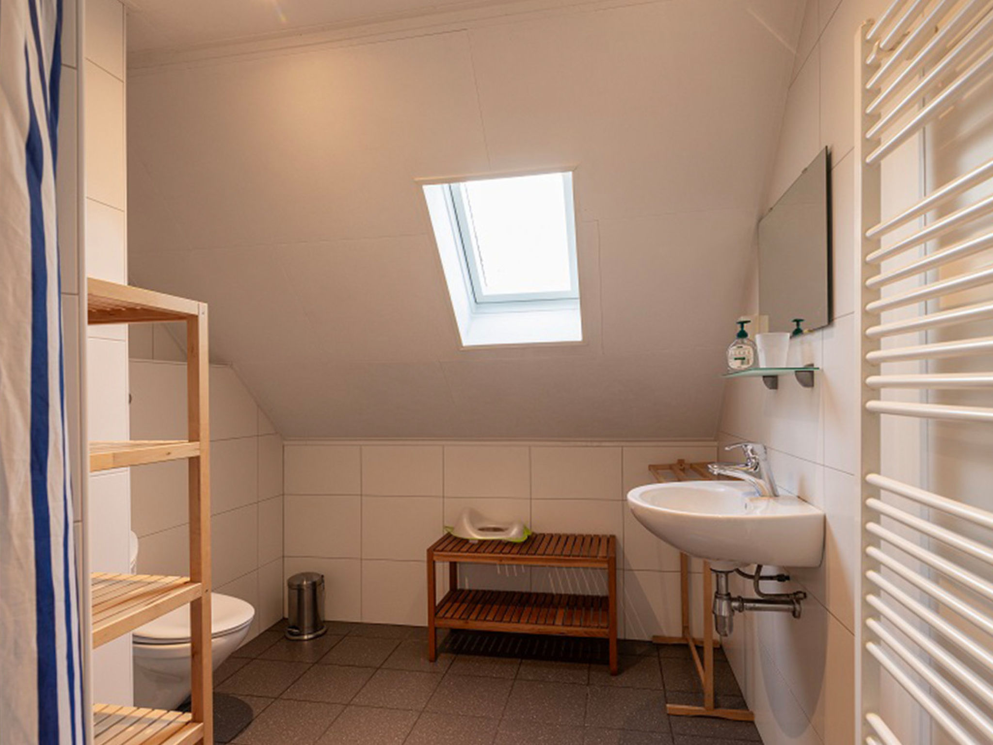 Bungalowpark Simpelveld - Delta 148 — Bathroom / Wellness (5 of 7)