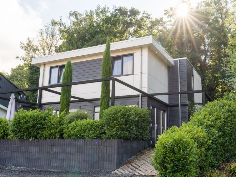 "Pavilion l'etage Sauna 10", huis 6-kamers 150 m2 op 2 verdiepingen. Comfortabel ingericht: woonkamer met TV. Uitgang naar het terras. 1 kamer met 2 bedden. Open keuken (afwasmachine, Gasfornuis, 4 ko..