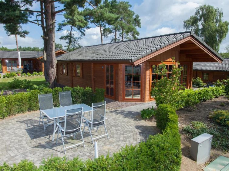 "Boekhorst Royal Sauna 6", bungalow 4-kamers 75 m2. Comfortabel ingericht: woon-/eetkamer met TV. Uitgang naar het terras. 1 kamer met 1 2-pers bed. 1 kamer met 2 bedden. 1 kamer met 2 slaapplaatsen. ..