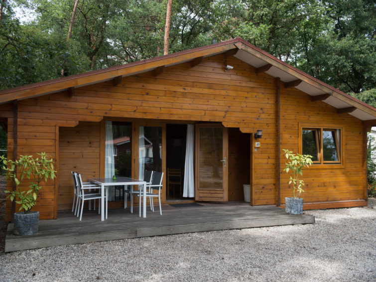 "Fins 6 personen", chalet 4-kamers 70 m2. Comfortabel ingericht: hal met aparte WC. Woon-/eetkamer met eettafel en Flatscreen TV. Uitgang naar het terras. 1 2-pers. kamer met 1 2-pers bed. 2 2-pers. k..