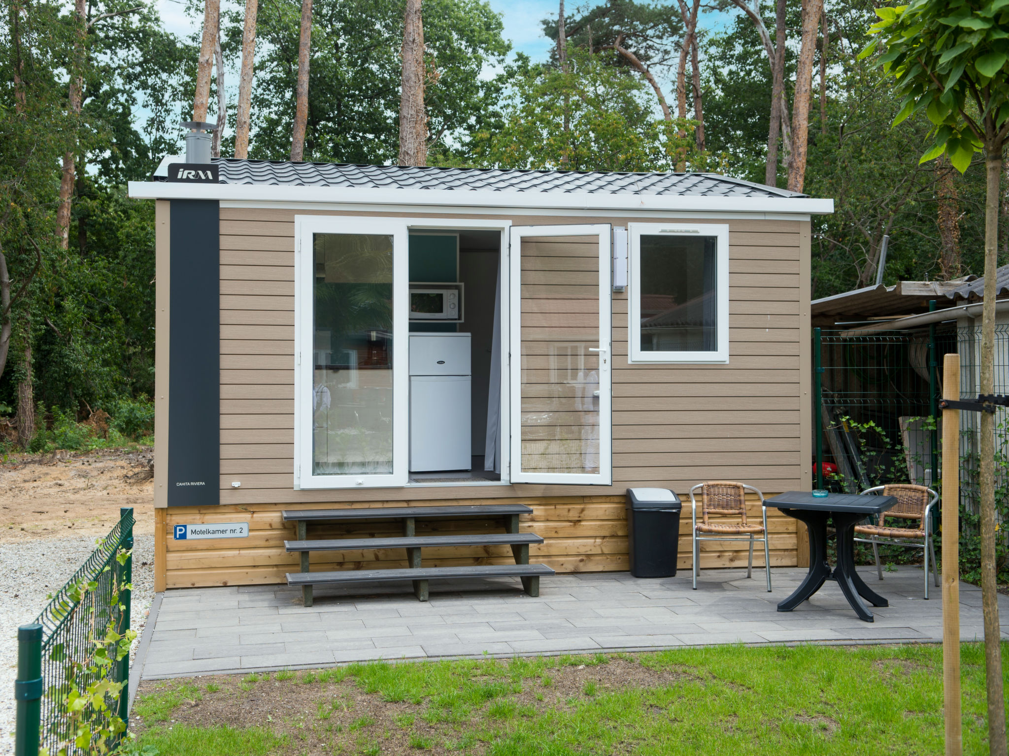 "Studio", 2-Zimmer-Chalet 20 m2. Zweckmässig eingerichtet: Wohn-/Esszimmer mit Esstisch und Flachbildschirm. Ausgang zur Terrasse. 1 Doppelzimmer mit 1 Doppelbett. Offene Küche (Gasherd, Wasserkoche..