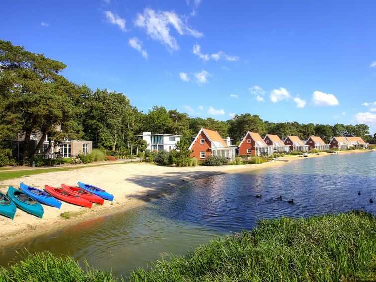 "Cube la Mer 4", bungalow 3-kamers op de begane grond. Smaakvol ingericht: woon-/eetkamer met eettafel en TV. 2 kamers, elke kamer heeft 2 bedden. Open keuken (afwasmachine, waterkoker, elektrische ko..