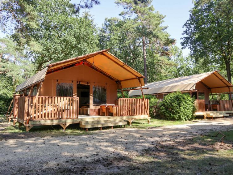 "Lodgetent 4", 3-Zimmer-Mobilheim. Zweckmässig eingerichtet: Wohn-/Esszimmer mit Esstisch, TV und Holzofen. 2 Zimmer, jedes Zimmer mit 2 Betten. (Wasserkocher, Mikrowelle, elektrische Kaffeemaschine)..