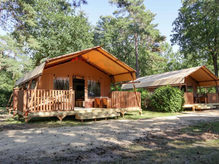 "Lodgetent 5", 3-Zimmer-Mobilheim. Zweckmässig eingerichtet: Wohn-/Esszimmer mit Esstisch, TV und Holzofen. 1 Zimmer mit 2 Betten. 1 Zimmer mit 1 x 3 Etagenbetten. Kochnische (Wasserkocher, Mikrowell..