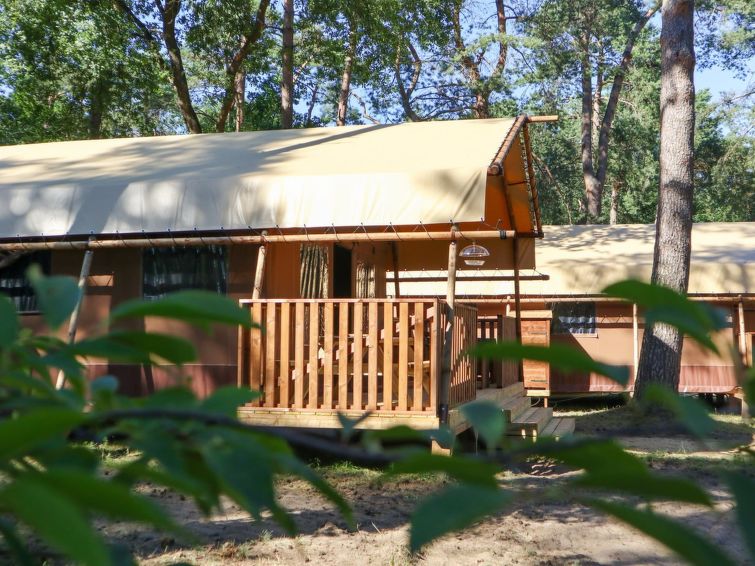 "Lodgetent 2", 2-Zimmer-Mobilheim. Zweckmässig eingerichtet: Wohn-/Esszimmer mit Esstisch, TV und Holzofen. 1 Zimmer mit 2 Betten. Kochnische (Wasserkocher, Mikrowelle, elektrische Kaffeemaschine). D..