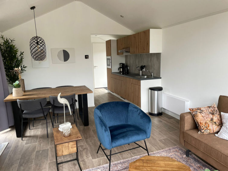 "Forest Lodge 4", bungalow 3-kamers op de begane grond. Gezellig ingericht: woon-/eetkamer met eettafel en TV. 2 kamers, elke kamer heeft 2 bedden. Kookhoek (afwasmachine, elektrische koffiemachine, c..