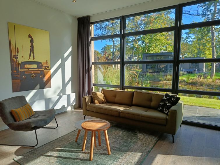 "Cube Exclusif 4", bungalow 3-kamers op de begane grond. Ruim en licht: woon-/eetkamer, hoogte van het plafond 300 cm met eettafel en TV. 1 kamer met 2 bedden en douche. 1 kamer met 2 bedden. Open keu..