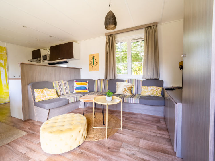 "Mobilehome 6", 4-Zimmer-Mobilheim. Komfortabel eingerichtet: Wohn-/Esszimmer mit Esstisch und Digital-TV. Ausgang zur Terrasse. 1 Doppelzimmer mit 1 Doppelbett. 1 Doppelzimmer mit 2 Betten. 1 Doppelz..