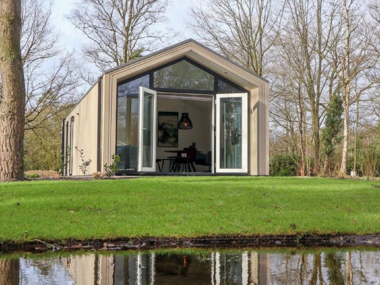"Forest Lodge 4", bungalow 3-kamers. Modern en gezellig ingericht: woon-/eetkamer met eettafel en TV. Uitgang naar het terras. 2 kamers, elke kamer heeft 2 bedden. Open keuken (4-pits kookplaat, afwas..