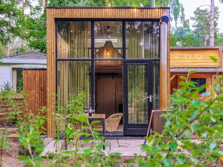 "Tiny House 2", huis 1-kamer op 2 verdiepingen. Gezellig en met veel hout ingericht: kleine woon-/slaapkamer met eettafel, TV en houtkachel. Uitgang naar het terras. Kookhoek (2-pits kookplaat, waterk..