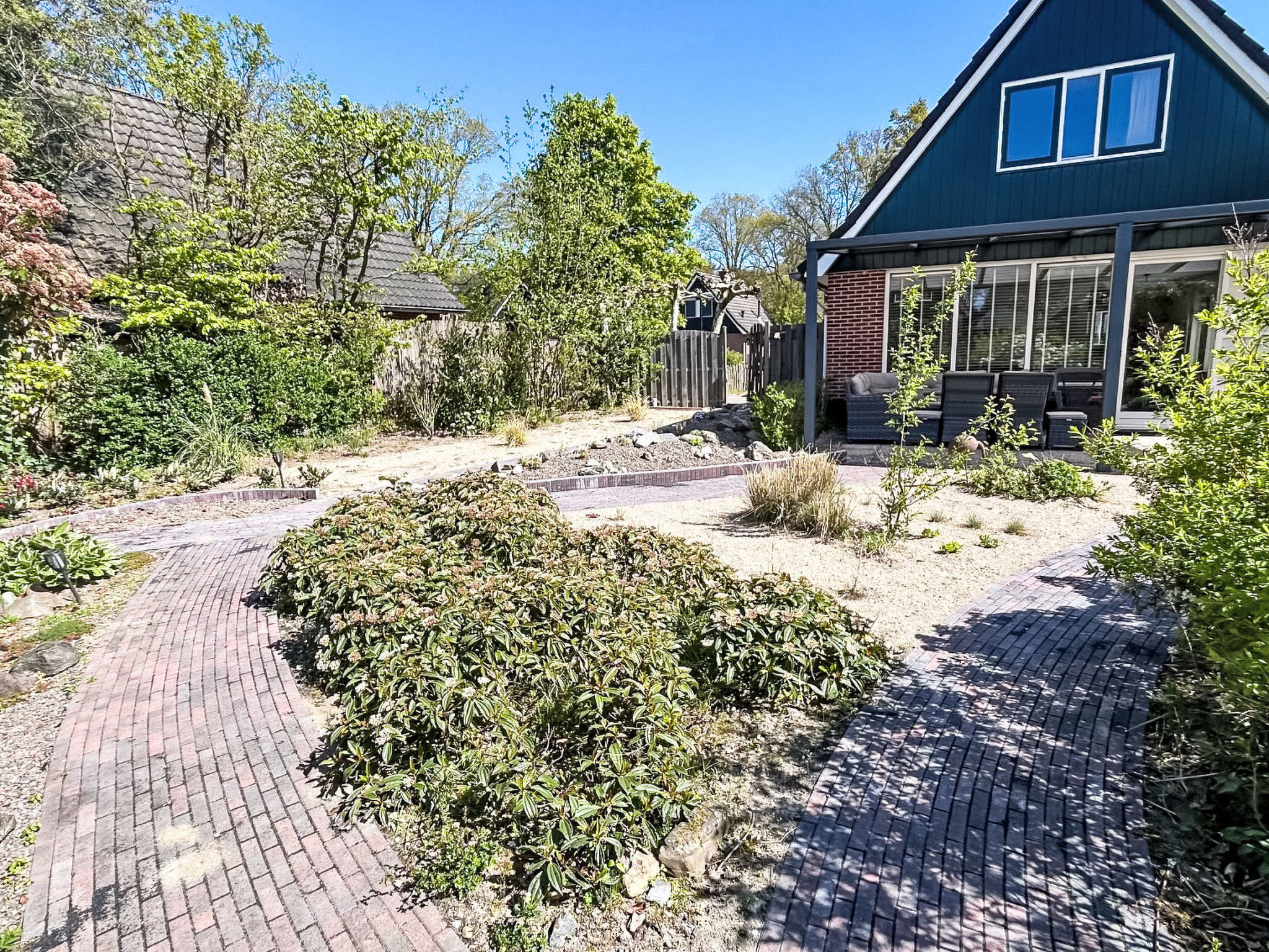 Geräumiges Ferienhaus mitten im Wald - Buiten