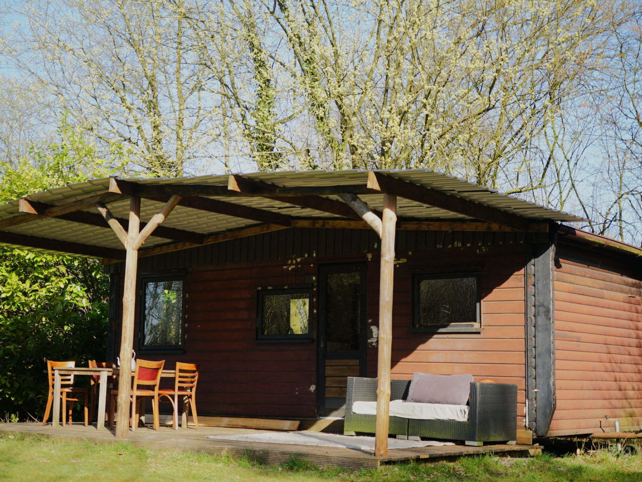 "Camping Ont Moeten - Helemaal hier", chalet 1-kamer 25 m2. Het objekt is geschikt voor 2 volwassenen. 1 kamer met 1 2-pers bed. Douche/WC. Terras 25 m2. Niet rokers woning. ontmoetenhelemaalhier