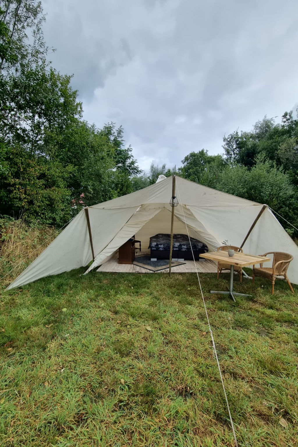 "Camping Ont Moeten - Pim z'n tent", chalet 1-kamer 25 m2. Het objekt is geschikt voor 2 volwassenen. 1 kamer met 1 2-pers bed. Douche/WC. Terras 25 m2. Niet rokers woning. Maximaal 2 huisdieren/honde..