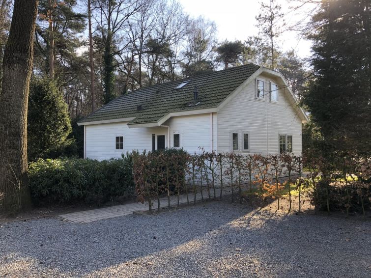 "Hackfort l'etage 8", 4-Zimmer-Haus 140 m2 auf 2 Stockwerken. Geschmackvoll eingerichtet: Wohn-/Esszimmer mit Esstisch und TV. Ausgang zur Terrasse. 1 Zimmer mit 2 Betten. Offene Küche (4 Kochplatten..