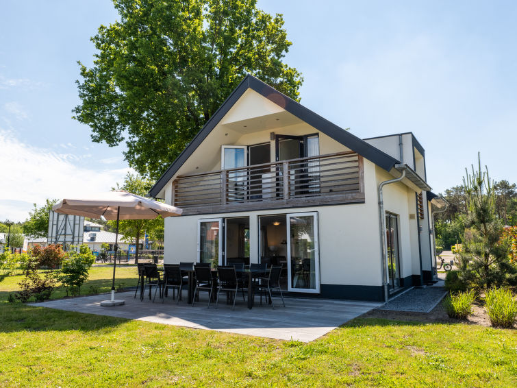 "Pavilion l'etage Sauna 10", 6-Zimmer-Haus 140 m2 auf 2 Stockwerken. Sehr komfortabel und geschmackvoll eingerichtet: Wohn-/Esszimmer mit Esstisch und TV. Ausgang zur Terrasse. 1 Zimmer mit 2 Betten. ..