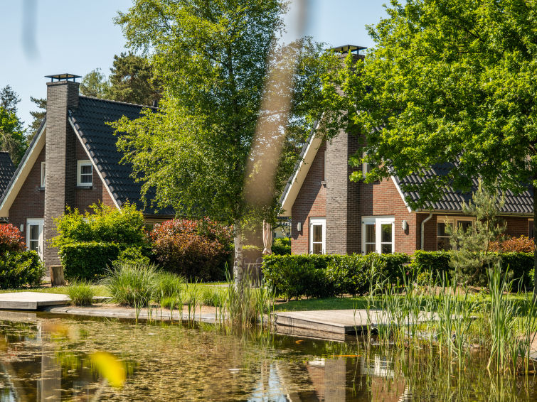 "De Wiersse 8", 5-Zimmer-Haus 108 m2 auf 2 Stockwerken. Sehr komfortabel und geschmackvoll eingerichtet: Wohn-/Esszimmer mit Esstisch und TV. Ausgang zur Terrasse. 1 Zimmer mit 2 Betten. Offene Küche..