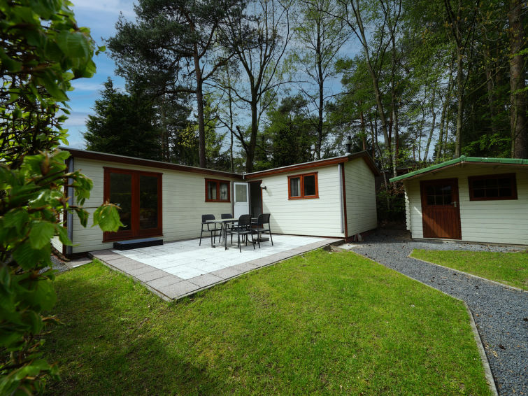 "L'Avenir 4", bungalow 3-kamers 60 m2. Eenvoudig en smaakvol ingericht: woon-/eetkamer met eettafel en TV. Uitgang naar het terras. 2 kamers, elke kamer heeft 2 bedden. Open keuken (afwasmachine, 4 ko..