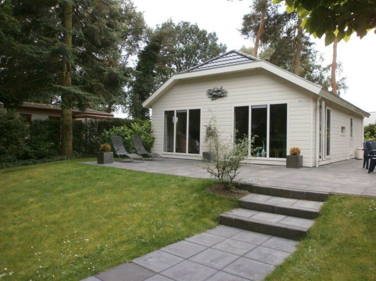 "Hackfort 4", 3-Zimmer-Bungalow 70 m2. Komfortabel und geschmackvoll eingerichtet: Wohn-/Esszimmer mit Esstisch und TV. Ausgang zur Terrasse. 1 Zimmer mit 2 Betten. 1 Zimmer mit 2 Schlafmöglichkeiten..