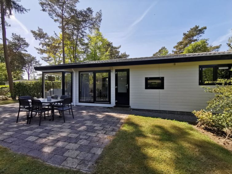 "Velthorst 4", 3-Zimmer-Bungalow 50 m2. Komfortabel und geschmackvoll eingerichtet: Wohn-/Esszimmer mit Esstisch und TV. Ausgang zur Terrasse. 2 Zimmer, jedes Zimmer mit 2 Schlafmöglichkeiten. Offene..