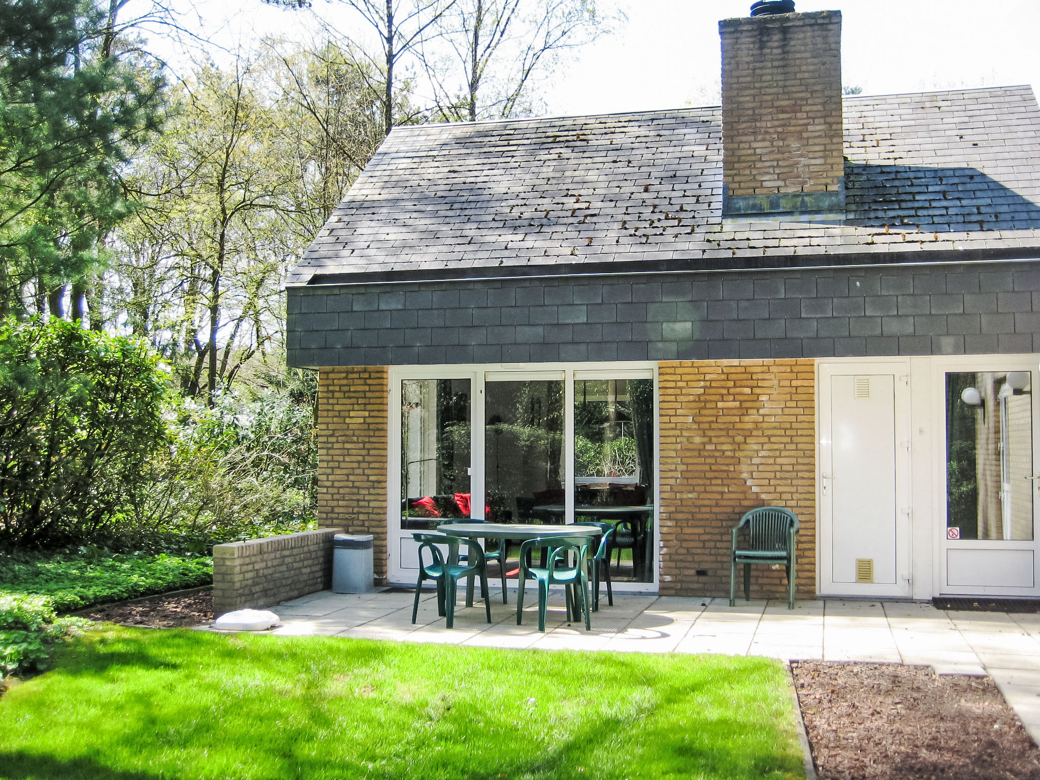 "6L", 4-Zimmer-Bungalow 50 m2 auf 2 Stockwerken. Zweckmässig und gemütlich eingerichtet: Eingang mit sep. WC. Wohn-/Esszimmer mit Esstisch und TV. Ausgang zum Garten, zur Terrasse. 2 Zimmer, jedes Z..