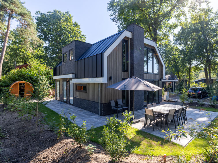 "Veluwe", villa 6-kamers. Comfortabel ingericht: hal. Woonkamer met Flatscreen TV. 1 kamer met 2 bedden. Open keuken (4-pits kookplaat, afwasmachine, broodrooster, waterkoker, elektrische koffiemachin..