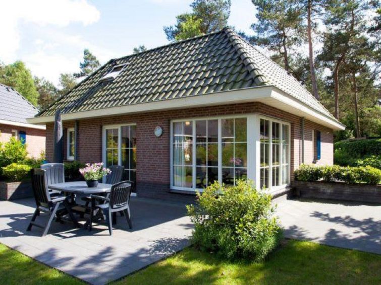 "Villa Sauna 10", huis 6-kamers op 2 verdiepingen. Gezellig ingericht: woon-/eetkamer met TV. Uitgang naar het terras. 1 kamer met 1 x 2 stapelbedden (70 cm, lengte 190 cm). Open keuken (afwasmachine,..