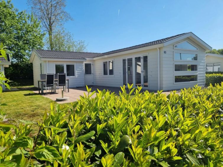 "L'Avenir 4", 3-Zimmer-Bungalow 65 m2. Gemütlich eingerichtet: Wohn-/Esszimmer mit TV. Ausgang zur Terrasse. 2 Zimmer, jedes Zimmer mit 2 Betten (80 cm, Länge 200 cm). (Geschirrspüler, Gasherd, 4 F..