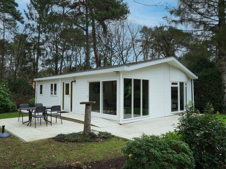 "Carre 4", bungalow 3-kamers. Gezellig ingericht: woon-/eetkamer met TV. Uitgang naar het terras. 2 kamers, elke kamer heeft 2 bedden (80 cm, lengte 200 cm). Open keuken (Gasfornuis, 4 kookpitten (vla..