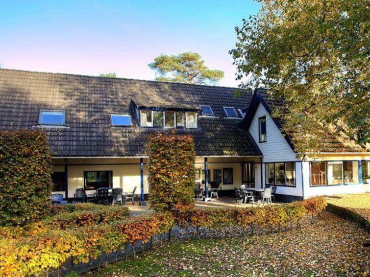 "Villa 12", halfvrijstaand huis 6-kamers op 2 verdiepingen. Gezellig ingericht: woon-/eetkamer. Uitgang naar het terras. Open keuken (afwasmachine, Gasfornuis, 4 kookpitten (vlammen), waterkoker, elek..