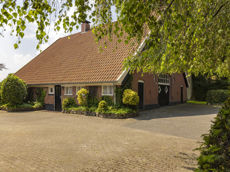 "Familieboerderij", 8-Zimmer-Bauernhaus 230 m2 auf 2 Stockwerken. Komfortabel und rustikal eingerichtet: Eingang mit sep. WC. Wohn-/Esszimmer mit TV. 4 Zimmer, jedes Zimmer mit 2 Betten, Waschbecken u..