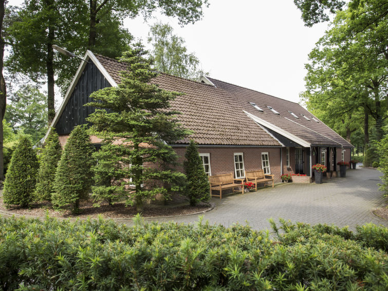 "De Vuursteen", woonboerderij 15-kamers 800 m2. Ruim, comfortabel en rustiek ingericht: groot hal. Woon-/eetkamer met eettafel en Flatscreen TV. 2 kamers, elke kamer heeft 2 bedden. 3 kamers, elke kam..