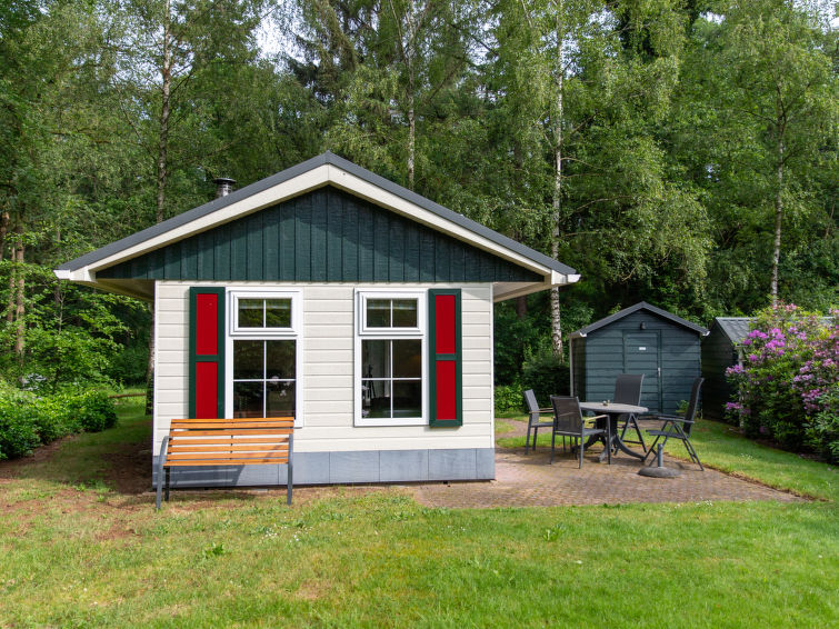 "4-persoons bos", chalet 3-kamers 55 m2. Comfortabel ingericht: hal. Woon-/eetkamer met eettafel, Flatscreen TV en CD-speler. Uitgang naar het terras. 2 2-pers. kamers, elke kamer heeft 2 bedden. Open..