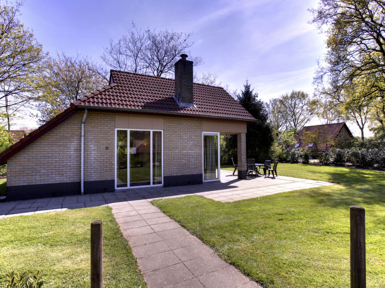 "4-persoons", huis 2-kamers 60 m2 op 2 verdiepingen. Comfortabel ingericht: woon-/eetkamer met eettafel, Flatscreen TV en CD-speler. Uitgang naar het terras. Slaapnis met 1 2-pers bed (1 x 140 cm, len..