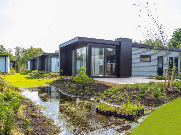 "Pavilion 4", bungalow 3-kamers 50 m2, op de begane grond. Modern en gezellig ingericht: woon-/eetkamer met eettafel en TV. Uitgang naar het terras. 2 kamers, elke kamer heeft 2 bedden. Open keuken (a..