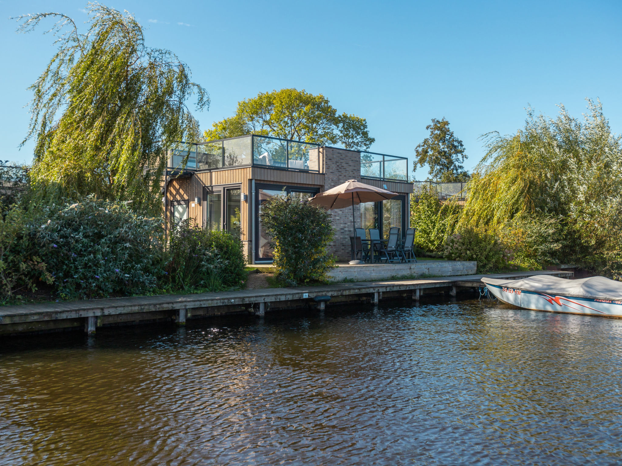 Beleef het comfort van de Cube Elite 4 in het vakantiepark Wiedense Meren - een stijlvolle en moderne villa, perfect voor een ontspannen vakantie met het gezin.

Villa Meerzicht is een vrijstaande woo..