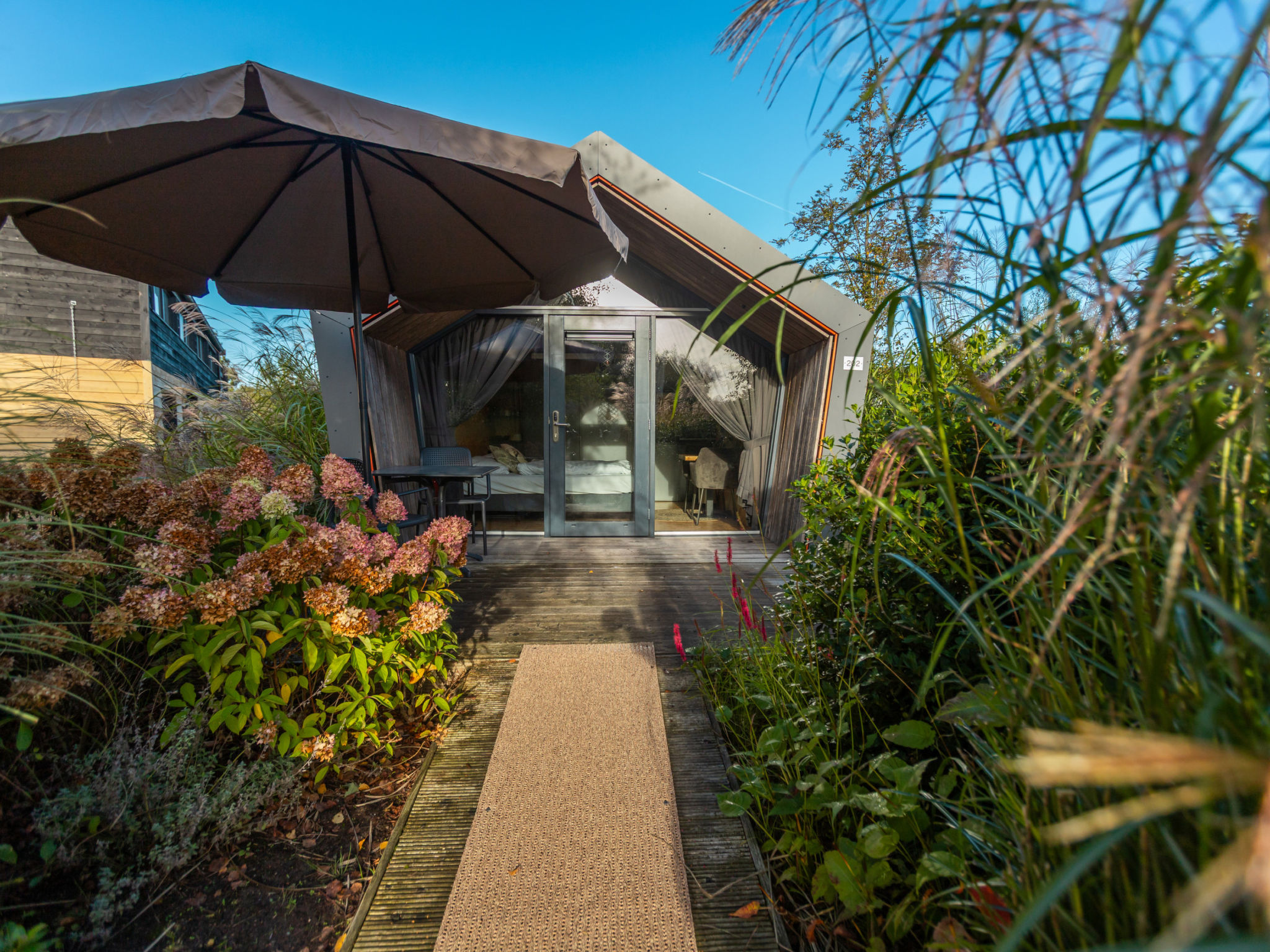 Kom tot rust in de Solo Retreat  – jouw knusse toevluchtsoord op Vakantiepark de Wiedense Meren.
Een intieme en moderne tiny house, perfect voor twee personen die willen onthaasten midden in de natu..