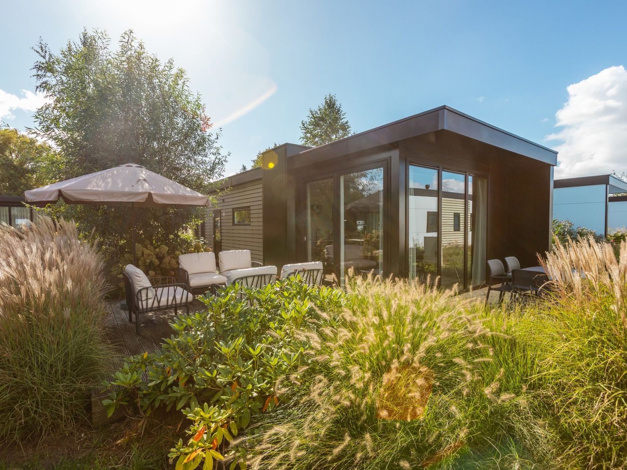 "De Wiedense Meren - Rietland Lodge | 5p", 2-Zimmer-Chalet 35 m2. Objekt geeignet für 4 Erwachsene + 1 Kind. 1 Zimmer mit 1 Doppelbett und TV. 1 Zimmer mit 3 Betten. Offene Küche (Geschirrspüler, 4..