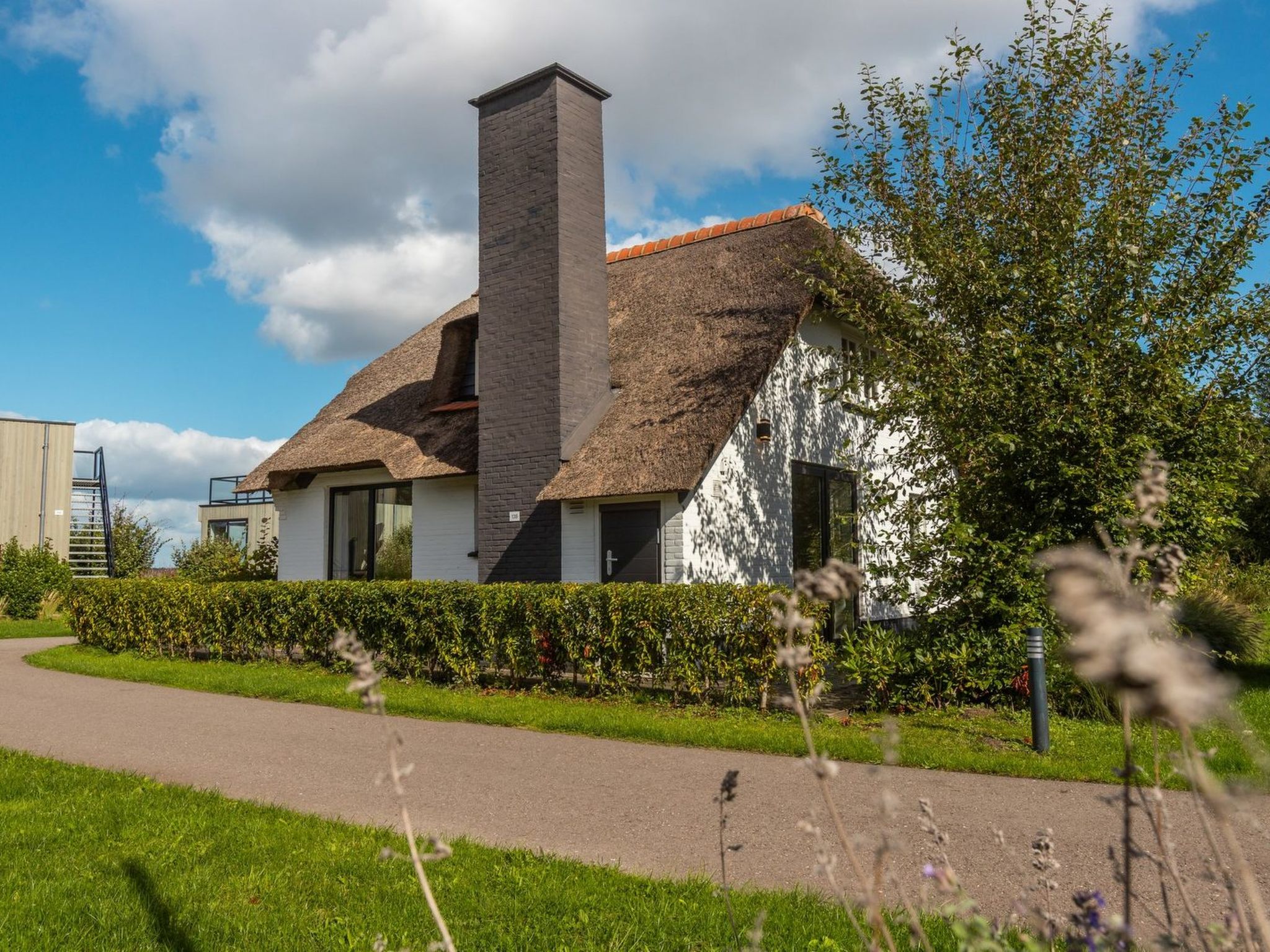 "De Wiedense Meren - Villa Weerribben | 6p", 3-Zimmer-Chalet 70 m2. Objekt geeignet für 6 Erwachsene. 1 Zimmer mit 1 Doppelbett und TV. 1 Zimmer mit 2 Betten. 1 Zimmer mit 1 Bett. Offene Küche (4 Ko..