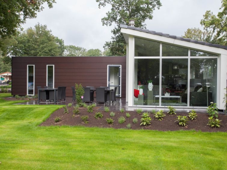 "Pavilion 6", bungalow 4-kamers 75 m2. Mooi en modern ingericht: woon-/eetkamer met eettafel en TV. Uitgang naar het terras. 3 kamers, elke kamer heeft 2 bedden. Open keuken (afwasmachine, waterkoker,..