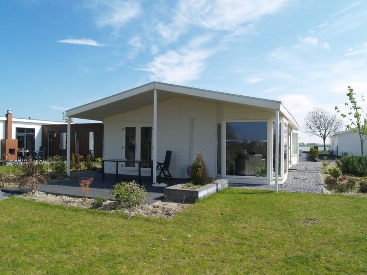 "Hackfort 6", bungalow 4-kamers 75 m2. Doelmatig en modern ingericht: woon-/eetkamer met eettafel en TV. Uitgang naar het terras. 2 kamers, elke kamer heeft 2 bedden. 1 kamer met 1 x 2 stapelbedden. O..