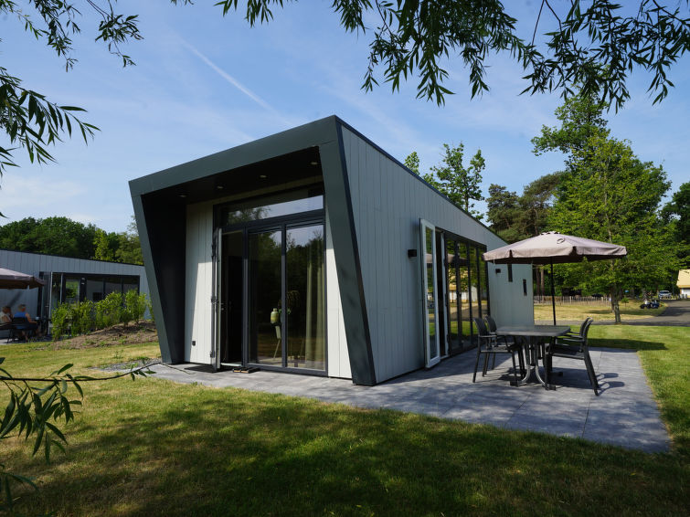 "Just Nature 4", bungalow 3-kamers 60 m2. Stijlvol en gezellig ingericht: woon-/eetkamer met panoramavenster met eettafel en TV. Uitgang naar het terras. 2 kamers, elke kamer heeft 2 bedden. Open keuk..