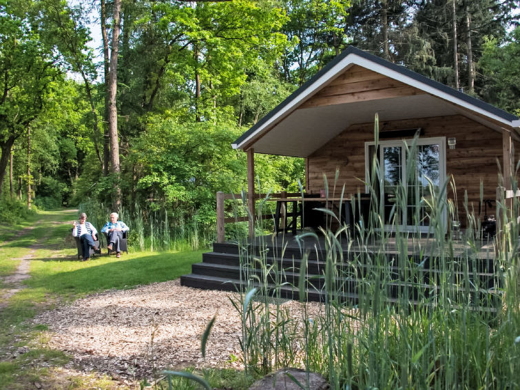 "Heidelodge", bungalow 3-kamers 60 m2, op de begane grond. Eenvoudig ingericht: woon-/eetkamer met eettafel en Flatscreen TV. 2 2-pers. kamers, elke kamer heeft 2 bedden. Open keuken (afwasmachine, Ga..