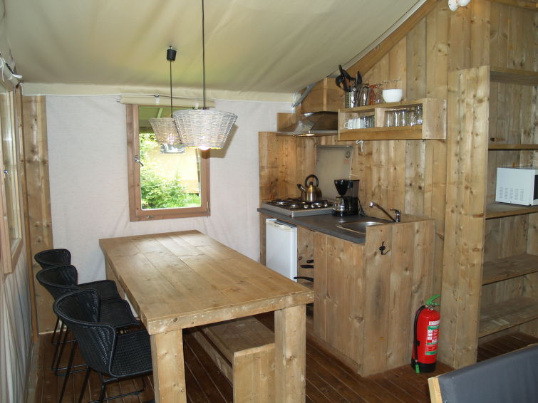 "Four Season Lodge 6", 4-kamers cottage. Licht, comfortabel en gezellig ingericht: woon-/eetkamer met 1 divanbed, eettafel en Flatscreen TV. Uitgang naar het terras. 1 kamer met 1 2-pers bed. Uitgang ..