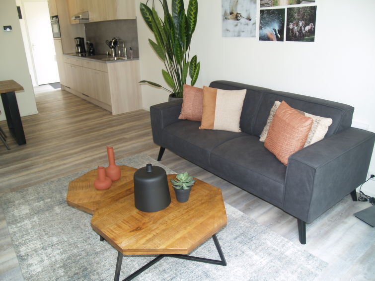 "Forest Lodge 4", chalet 3-kamers op de begane grond. Licht, comfortabel en gezellig ingericht: woon-/eetkamer met 1 divanbed, eettafel en Flatscreen TV. Uitgang naar het terras. 1 kamer met 1 2-pers ..