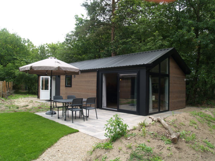 "Velthorst 4", chalet 3-kamers 70 m2, op de begane grond. Licht, doelmatig en stijlvol ingericht: woon-/eetkamer met 1 divanbed, eettafel en Flatscreen TV. Uitgang naar het terras. 1 kamer met 1 2-per..