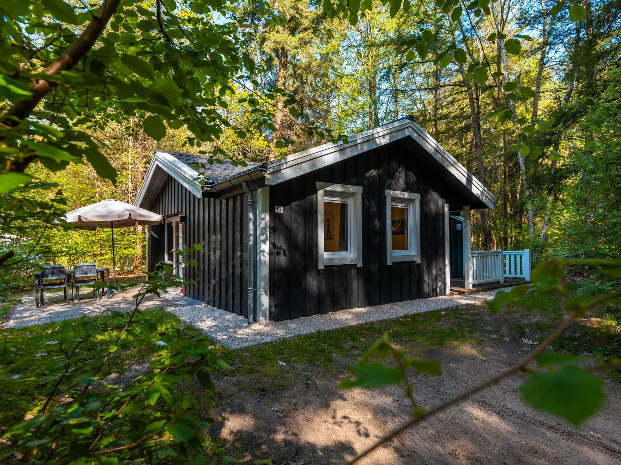 Houtenborg Lodge is een gezellige en kleinschalige chalet, gelegen midden in de natuur. Deze vrijstaande, éénlaagse accommodatie is geschikt voor 4 personen en biedt alle comfort voor een ontspannen..