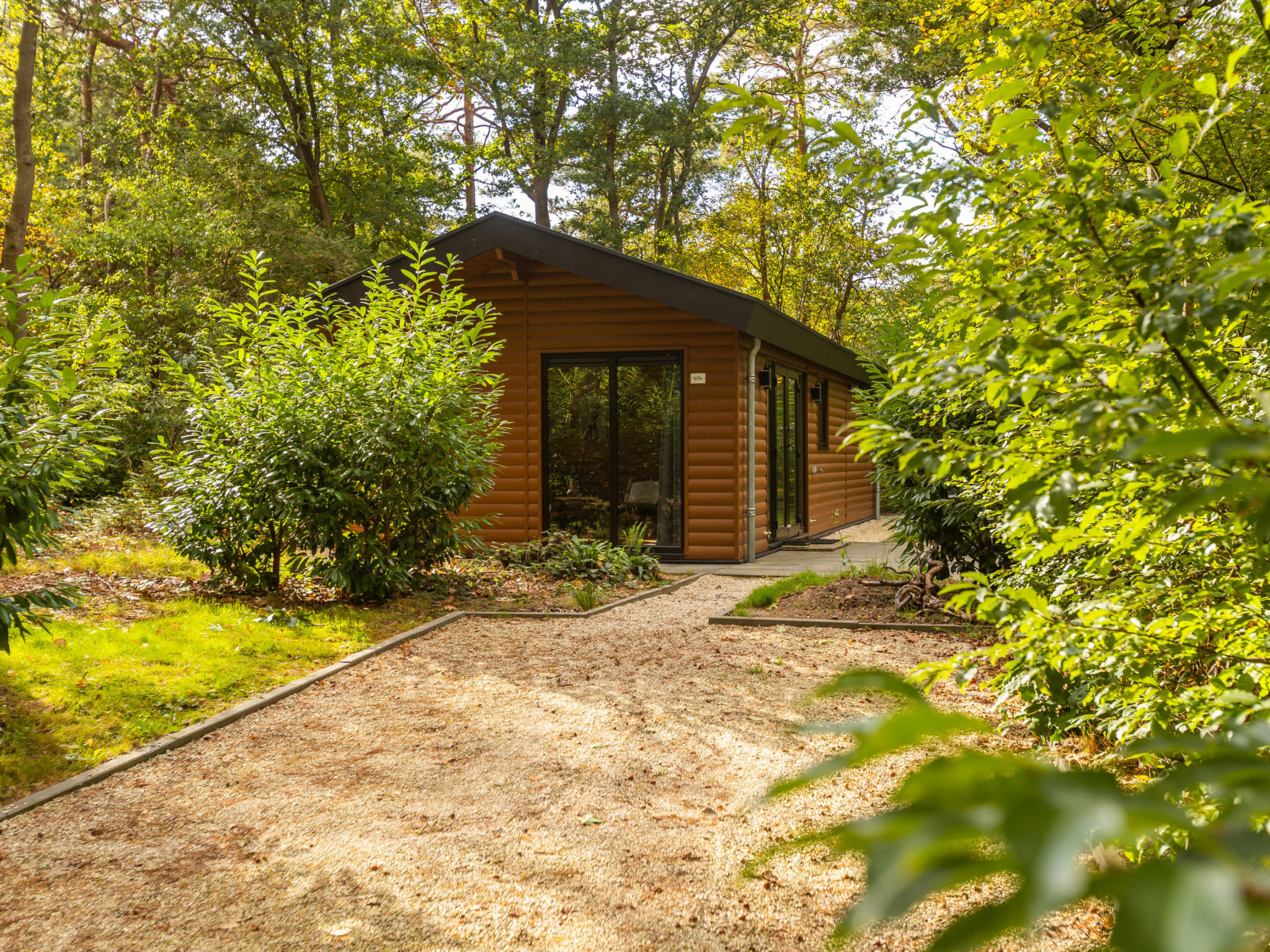 Sterrenborg Lodge is een comfortabele chalet voor 4 personen. Dit gelijkvloerse, vrijstaande huis heeft een gezellige woonkamer met televisie en voelt warm en knus aan dankzij de houten accenten..

De..
