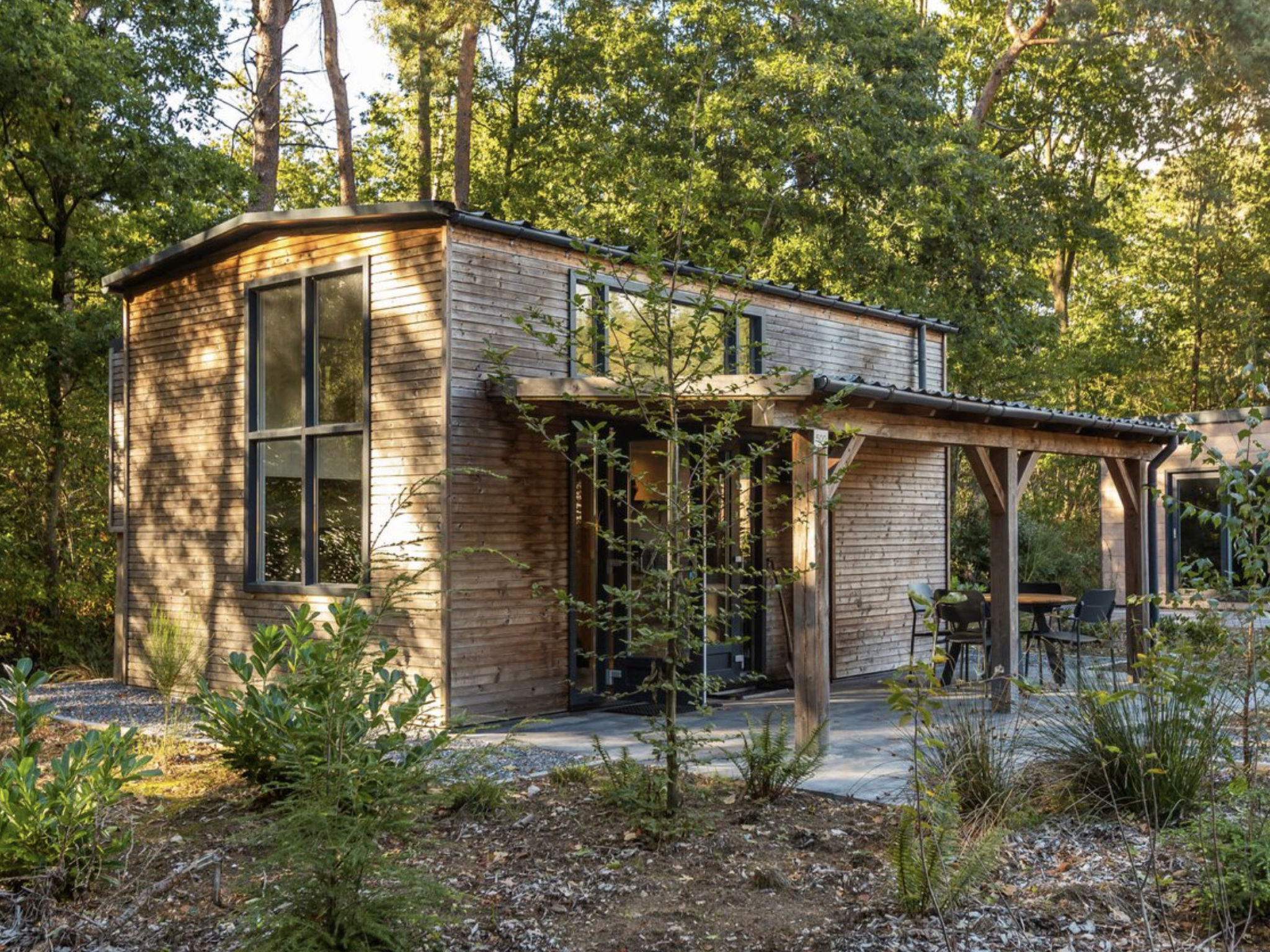 Ontsnap even aan de dagelijkse drukte en geniet van een ontspannen verblijf in deze sfeervolle Tiny Borg voor vier personen op Vakantiepark De Wiltzangh.

Binnen vind je drie knusse slaapkamers, een w..