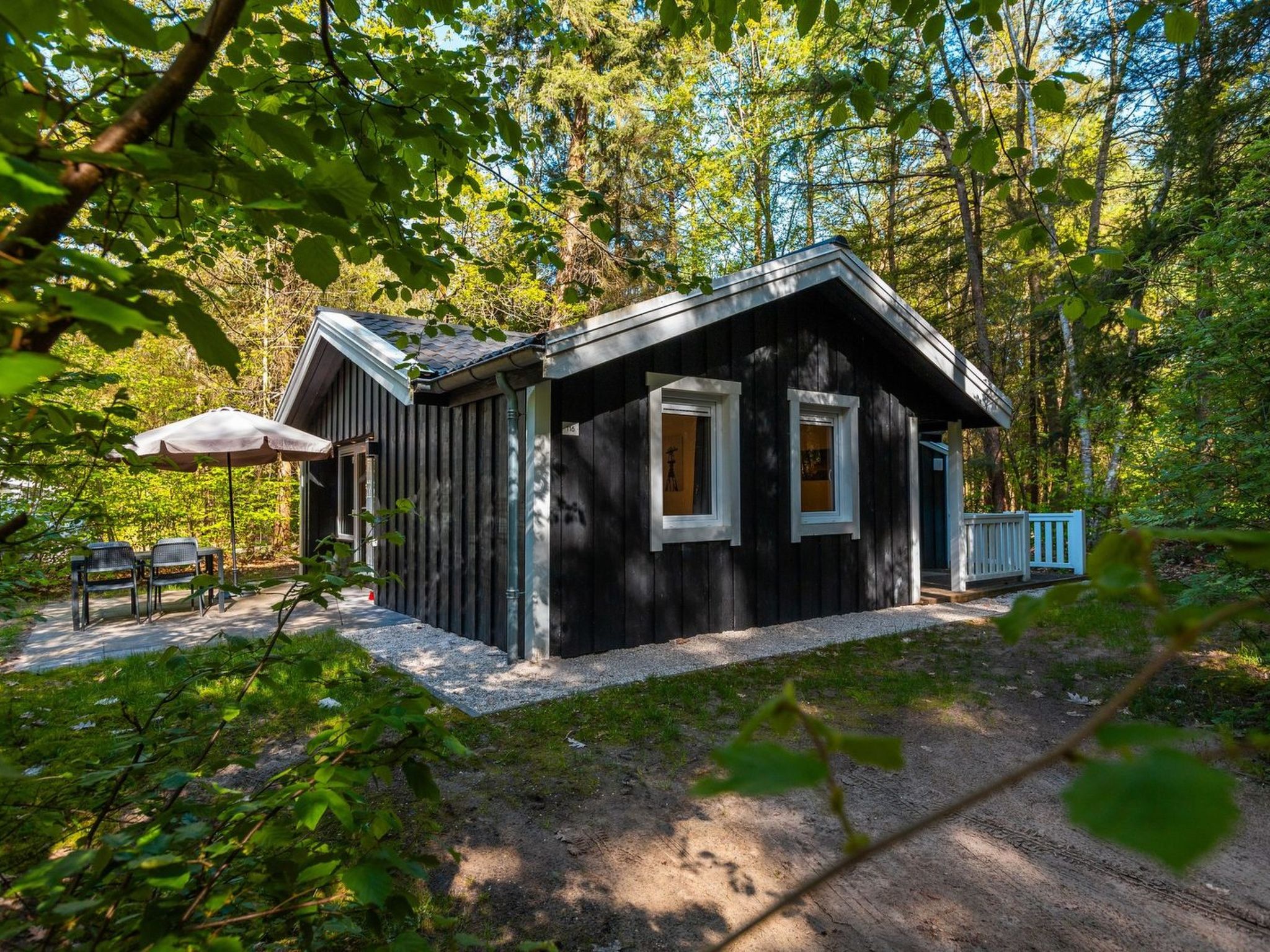 "De Wiltzangh - Houtenborg Lodge Hottub | 4p", 2-Zimmer-Chalet 40 m2. Objekt geeignet für 4 Erwachsene. 1 Zimmer mit 2 Betten und TV. 1 Zimmer mit 2 Betten. Offene Küche (Geschirrspüler, Gasherd, 4..