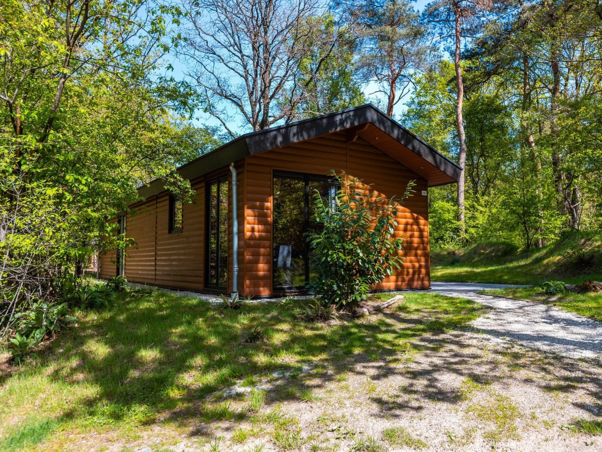 "De Wiltzangh - Esborg Wellness Lodge | 2p", 1-Zimmer-Chalet 40 m2. Objekt geeignet für 2 Erwachsene. 1 Zimmer mit 2 Betten und TV. Offene Küche (Geschirrspüler, 4 Induktionskochplatten, Mikrowelle..